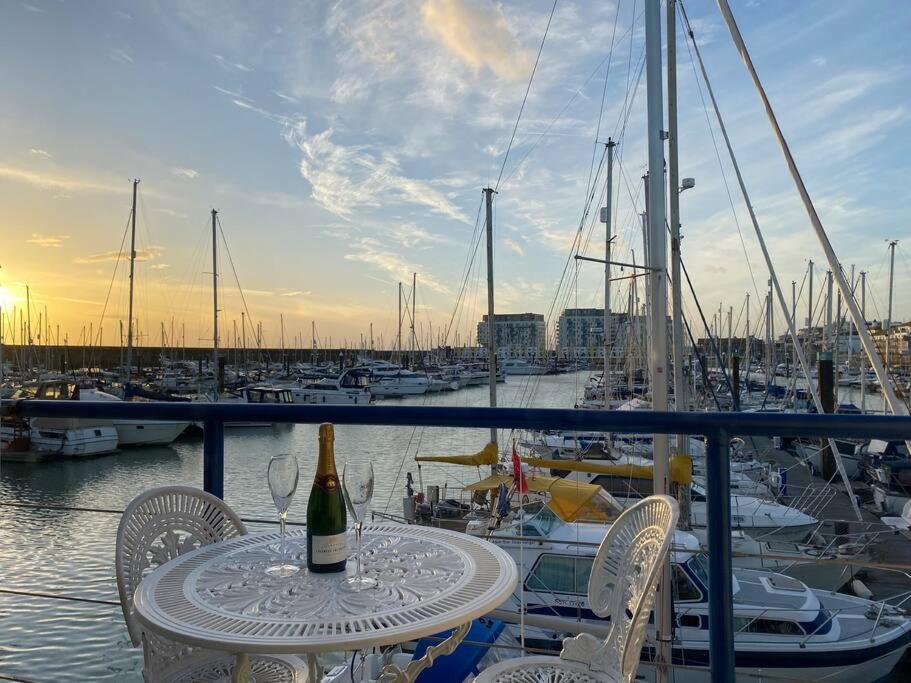 Seascape - Floating Home At Brighton Marina With Free Parking Extérieur photo