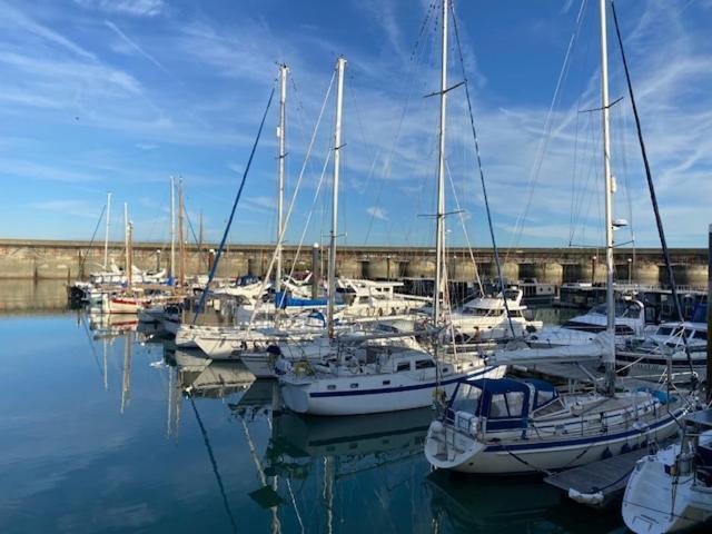 Seascape - Floating Home At Brighton Marina With Free Parking Extérieur photo